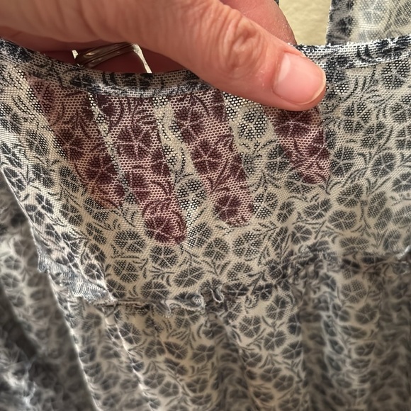 Max Studio woman's flouncy sheer shoulder blouse in black and white design - Picture 8 of 8